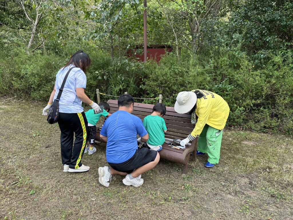 真野響子名誉園長とペンキ塗り @ 神戸市立森林植物園